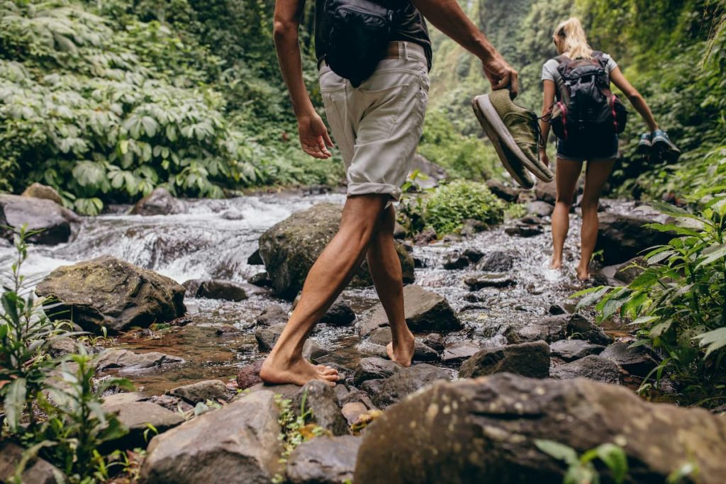 Barefooting: camminare a piedi nudi è il nuovo piacere che risveglia mente, corpo e natura