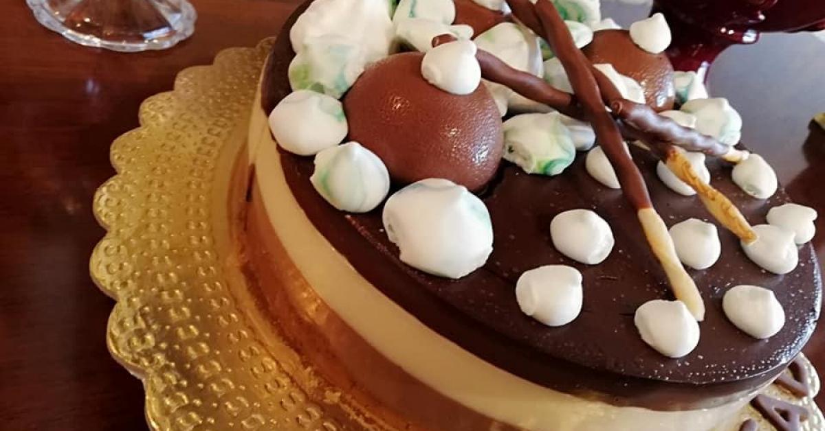 Pensavo che la torta ai tre cioccolati fosse complicata: ora la preparo senza forno e in 10 minuti