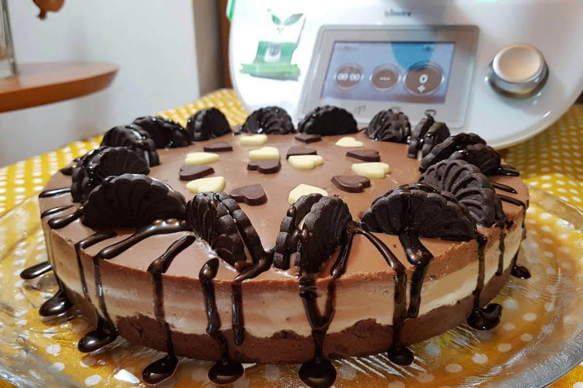 Pensavo che la torta ai tre cioccolati fosse complicata: ora la preparo senza forno e in 10 minuti
